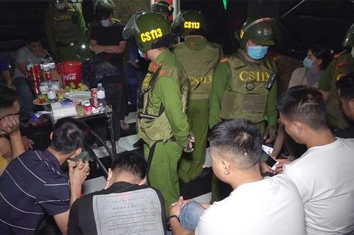 Bắt gần 100 thanh niên hát karaoke 'chui', mua bán, sử dụng chất ma túy