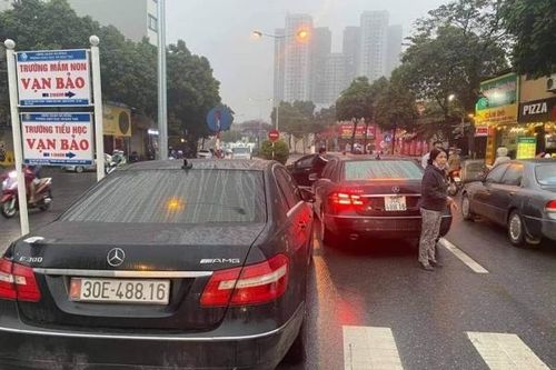 Công an xác minh vụ hai ô tô Mercedes có cùng biển số