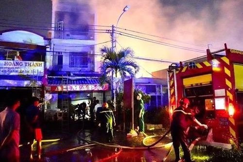 Nhóm sinh viên trèo qua lan nhảy lầu thoát khỏi đám cháy