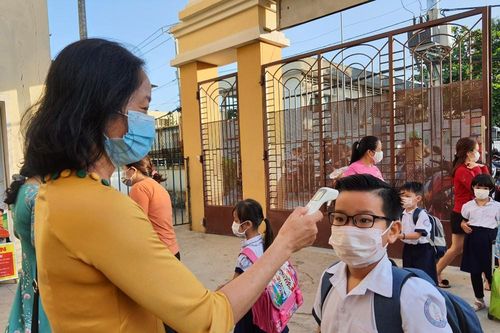 Gần 1,7 triệu học sinh TPHCM chính thức quay lại trường học