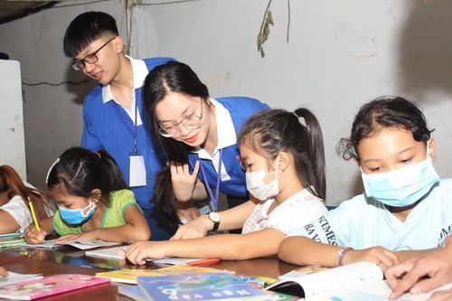 'Gia sư áo xanh' hỗ trợ học tập cho con em người lao động khó khăn