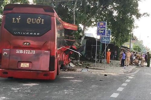 Đồng Tháp: Xe khách va xe đạp rồi đâm vào trụ điện làm 3 người chết