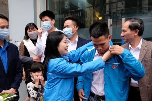 Trao huy hiệu 'Tuổi trẻ dũng cảm' cho 'người hùng' cứu bé gái rơi từ tầng cao chung cư