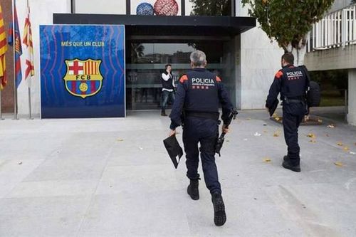Vì sao cựu Chủ tịch Barcelona bị cảnh sát bắt giữ?