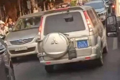 Tài xế xe biển xanh đi ngược chiều bị phạt 4 triệu đồng
