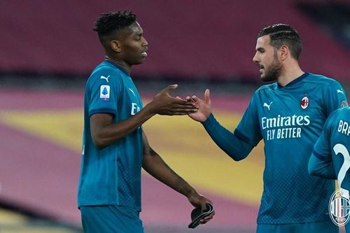 Thắng nghẹt thở Roma, Milan cho Juventus 'ngửi khói'