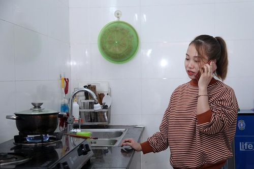 Vợ anh Nguyễn Ngọc Mạnh: 'Có 30 nghìn ăn trưa, anh ấy còn cho người ta 20 nghìn'