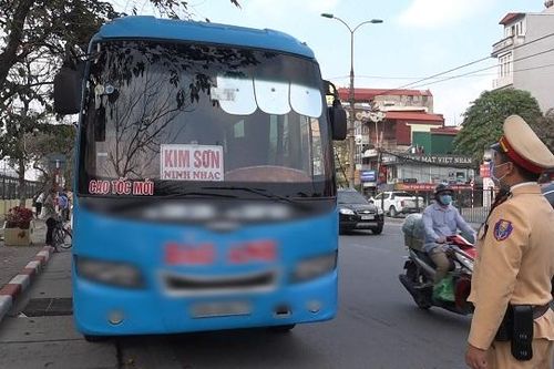 Hà Nội: Nhiều nhà xe cố tình dừng đỗ đón khách gần bến xe