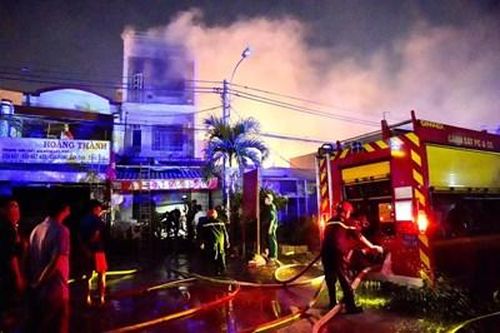 Cháy nhà trọ cao tầng, nhiều người leo mái nhà thoát thân