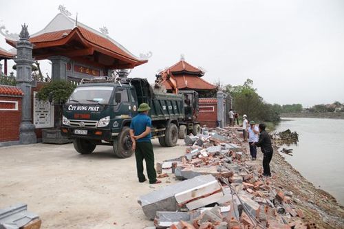 Tháo dỡ công trình vi phạm lấn chiếm hành lang bờ kè Sông Trí