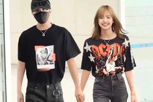 Weibo rầm rộ loạt ảnh Lisa (BLACKPINK) tay nắm tay, má kề má cực kỳ tình cảm với Thái Từ Khôn
