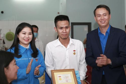 'Người hùng'cứu bé gái 3 tuổi rơi từ tầng cao chung cư nhận Thư khen và huy hiệu 'Tuổi trẻ dũng cảm'