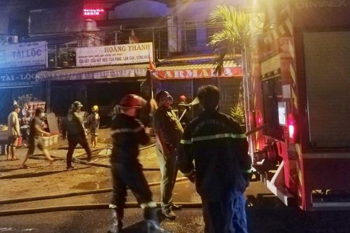Căn nhà 2 tầng bốc cháy trong đêm, 2 nữ sinh kịp thời thoát nạn
