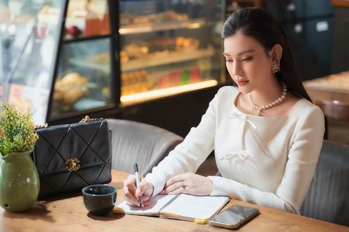 Thu Thủy hóa 'tổng tài' đầy quyền lực nhưng không kém phần gợi cảm