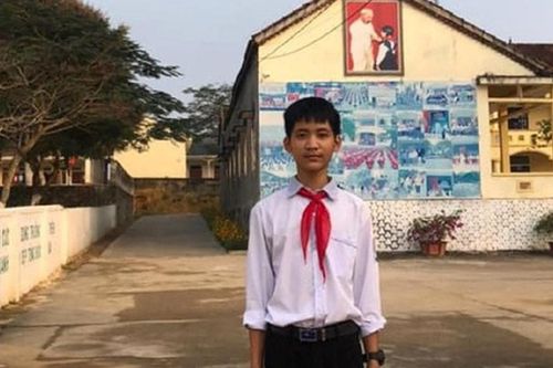 Nam sinh lớp 8 nhặt được tiền, tìm người đánh rơi trả lại