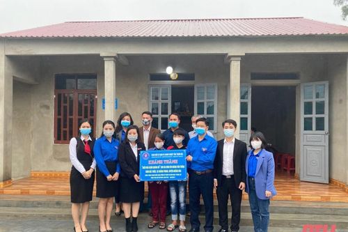 Khánh thành và bàn giao Ngôi nhà 'Khăn quàng đỏ' cho học sinh nghèo