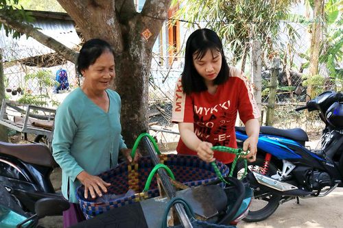 'Nhập ngũ đi, con gái !'