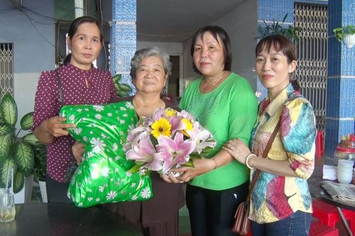 Thăm cán bộ nữ lãnh đạo dịp 8-3