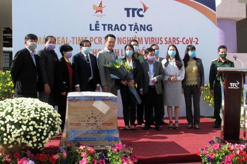 Hội Doanh nhân trẻ Việt Nam và Tập đoàn TTC tặng hệ thống máy Realtime-PCR xét nghiệm SARS-CoV-2 cho Lâm Đồng