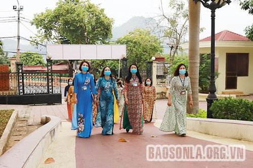 Phụ nữ Sơn La hưởng ứng 'Tuần lễ áo dài'