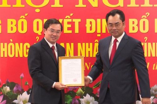 Trao Quyết định bổ nhiệm Chánh Văn phòng UBND tỉnh