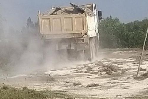 Xe ben chở đất chạy tung bụi mù trên Quốc lộ 62