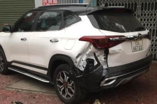 Khoảnh khắc ôtô lao lên vỉa hè tông 2 xe khác rồi bỏ chạy