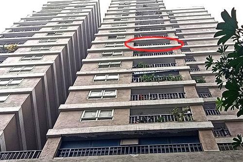Nhân chứng la hét thất thanh, rớt nước mắt khi bé gái rơi từ tầng 13 được cứu