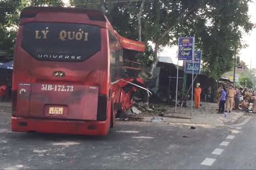 Xe giường nằm va vào đoàn xe đạp, 7 người thương vong
