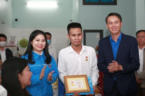 Tặng huy hiệu Tuổi trẻ dũng cảm cho người hùng cứu bé gái rơi từ tầng 13