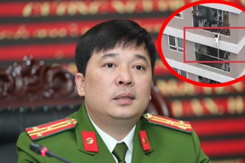 Bé gái hơn 2 tuổi leo lên lan can khi bố mẹ đang tiễn khách