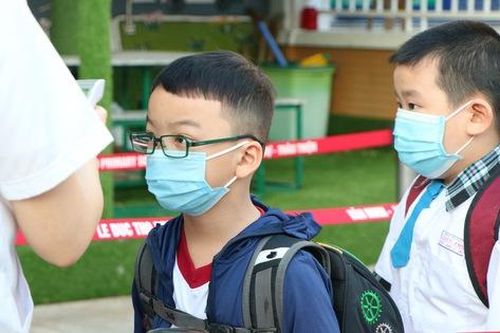 Học sinh hào hứng nhận bao lì xì ngày đầu đi học sau kỳ nghỉ Tết dài để phòng dịch