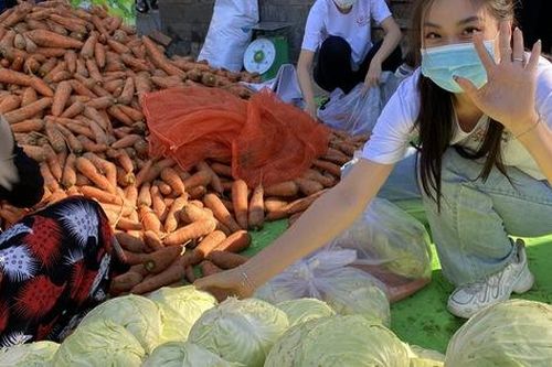 Hoa hậu Việt Nam và 'phiên chợ 0 đồng' giải cứu 5 tấn nông sản Hải Dương