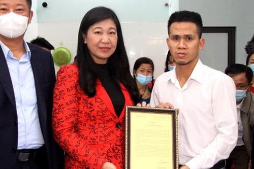 'Người hùng' cứu bé gái 3 tuổi rơi từ lan can tầng 13 chung cư xuống nhận Thư khen, Bằng khen của lãnh đạo Hà Nội tại nhà riêng