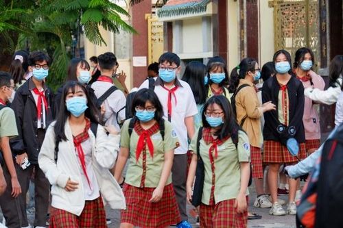 Hướng dẫn, nhắc nhở học sinh thực hiện 5K khi đến trường