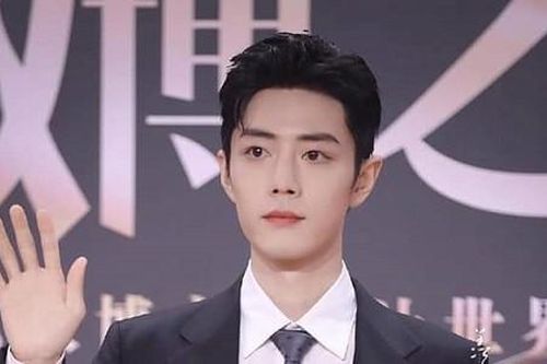 Tiêu Chiến ga-lăng đỡ váy giúp Dương Tử và cái kết 'cồng kềnh'