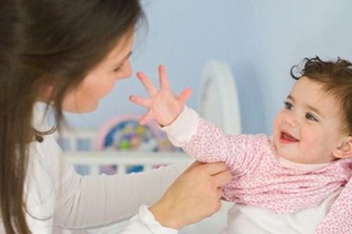 Mẹo hay phòng bệnh đúng cách cho trẻ khi mưa lạnh, độ ẩm cao