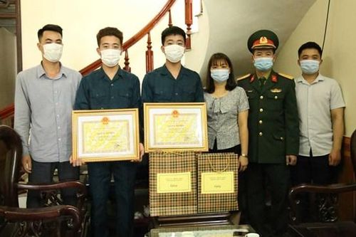 Quảng Ninh: Tặng quà, động viên tân binh lên đường nhập ngũ