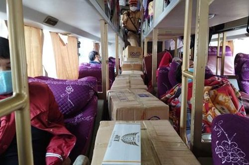 Xe ô tô khách chở hơn 6.500 bao thuốc lá nhập lậu