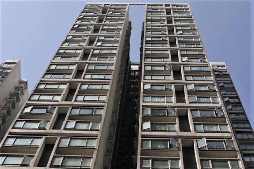 Bé trai tử vong khi rơi từ tầng 15 chung cư ở Hong Kong