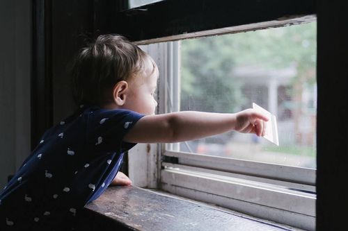 Cha mẹ nên làm gì để ngăn trẻ ngã khỏi ban công, cửa sổ?
