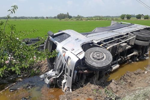 Thêm một người tử vong trong vụ xe tải tông ôtô 16 chỗ