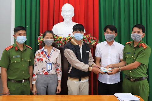 Nam sinh trả lại gần 16 triệu đồng cho người đánh rơi