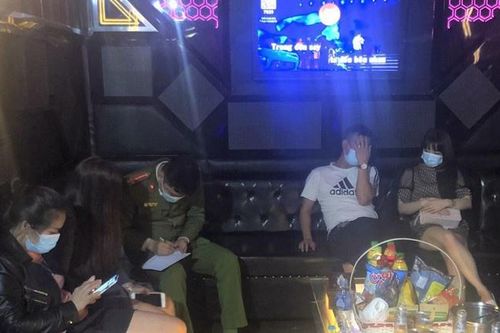 Phạt chủ quán karaoke vì để khách hát đợt dịch