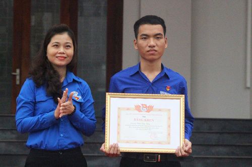 Tỉnh đoàn Quảng Nam tặng bằng khen cho thanh niên dũng cảm lao ra biển cứu 3 học sinh