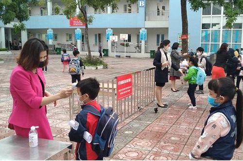 Long Biên bảo đảm phòng, chống dịch trong ngày đón học sinh trở lại trường