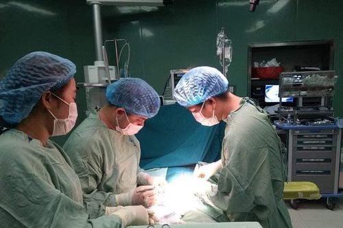 Quảng Ngãi: Cứu sống bé trai bị tắc ruột do ăn bậy