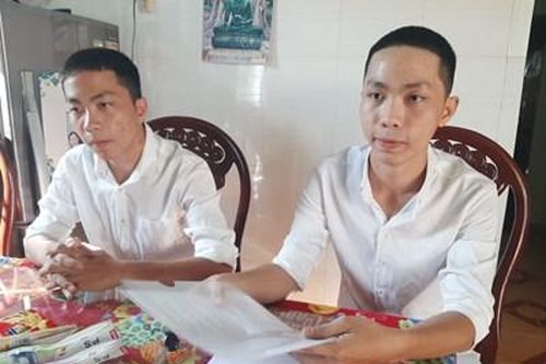 Hai anh em song sinh tình nguyện nhập ngũ