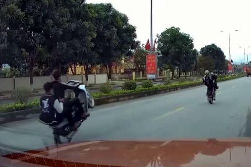 'Làm xiếc' trên quốc lộ