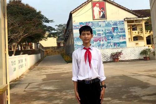 Nam sinh có nghĩa cử đẹp!